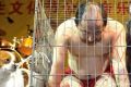 Artista nudo in gabbia per protesta: non mangiate carne!