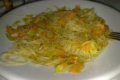 Spaghettini di riso saltati con verdure allo zenzero.
